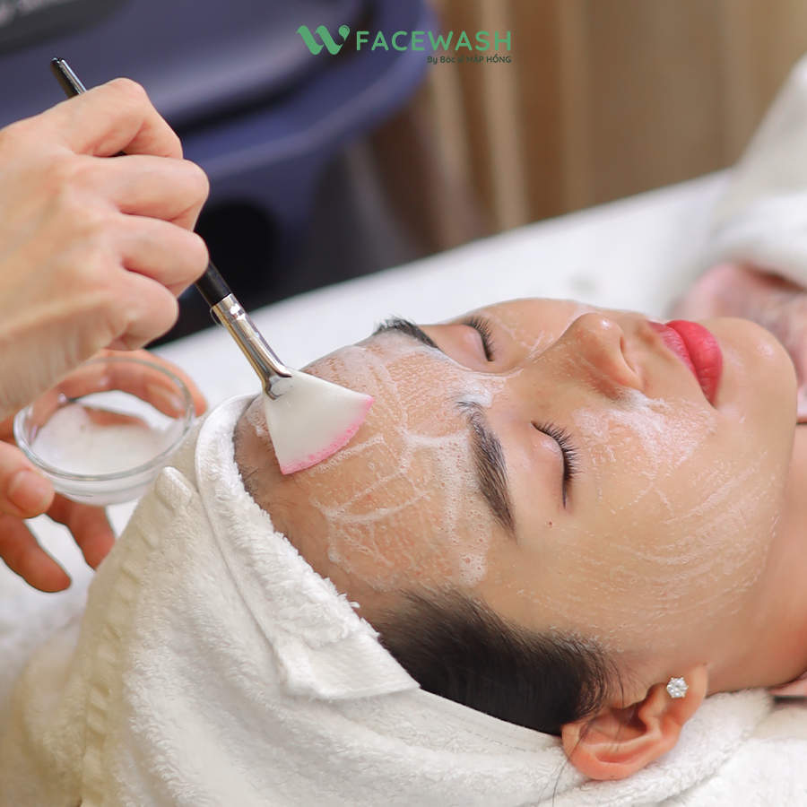 Rửa mặt sạch sâu là nền tảng để ngăn ngừa mụn